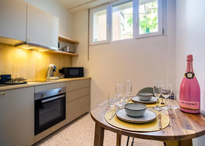 Jacuzzi & Sauna - Centre - Strasbnb アパート *